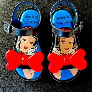 Mini Melissa Snow White sandal toddler size 8❤️